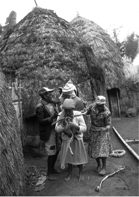 A Gamo family preparing to take a large beer jar to a wedding. Photo by John W. Arthur. 