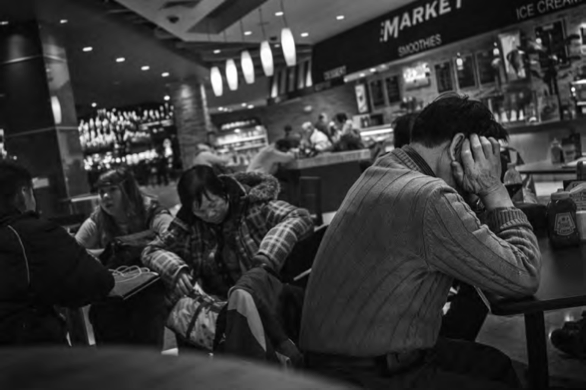 The food court at the Sands Casino is also a popular waiting spot where bus-kkun pass time in between bus rides. Photo by Yeong-Ung Yang.