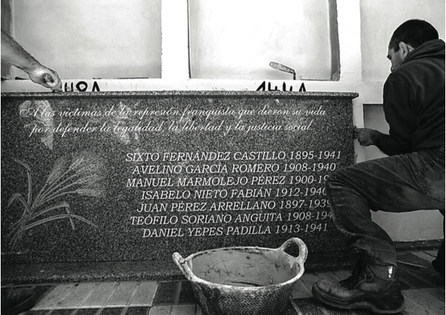 The memorial plaque reads, “The victims of Francoist repression gave their lives in order to defend legality, liberty and social justice.” Courtesy of Óscar Rodríguez Alonso.